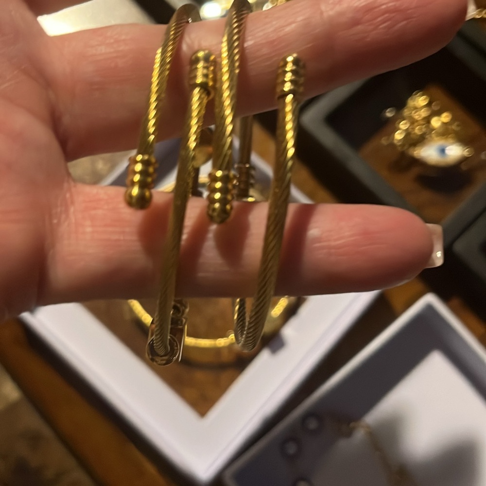 Brazalete acero inoxidable great and new condition each brazalete $45